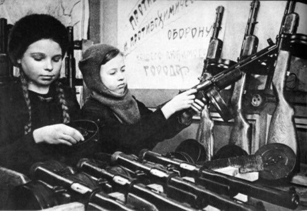 Школьники и автоматы: как Сталинск в 1943 году ковал оружие для фронта